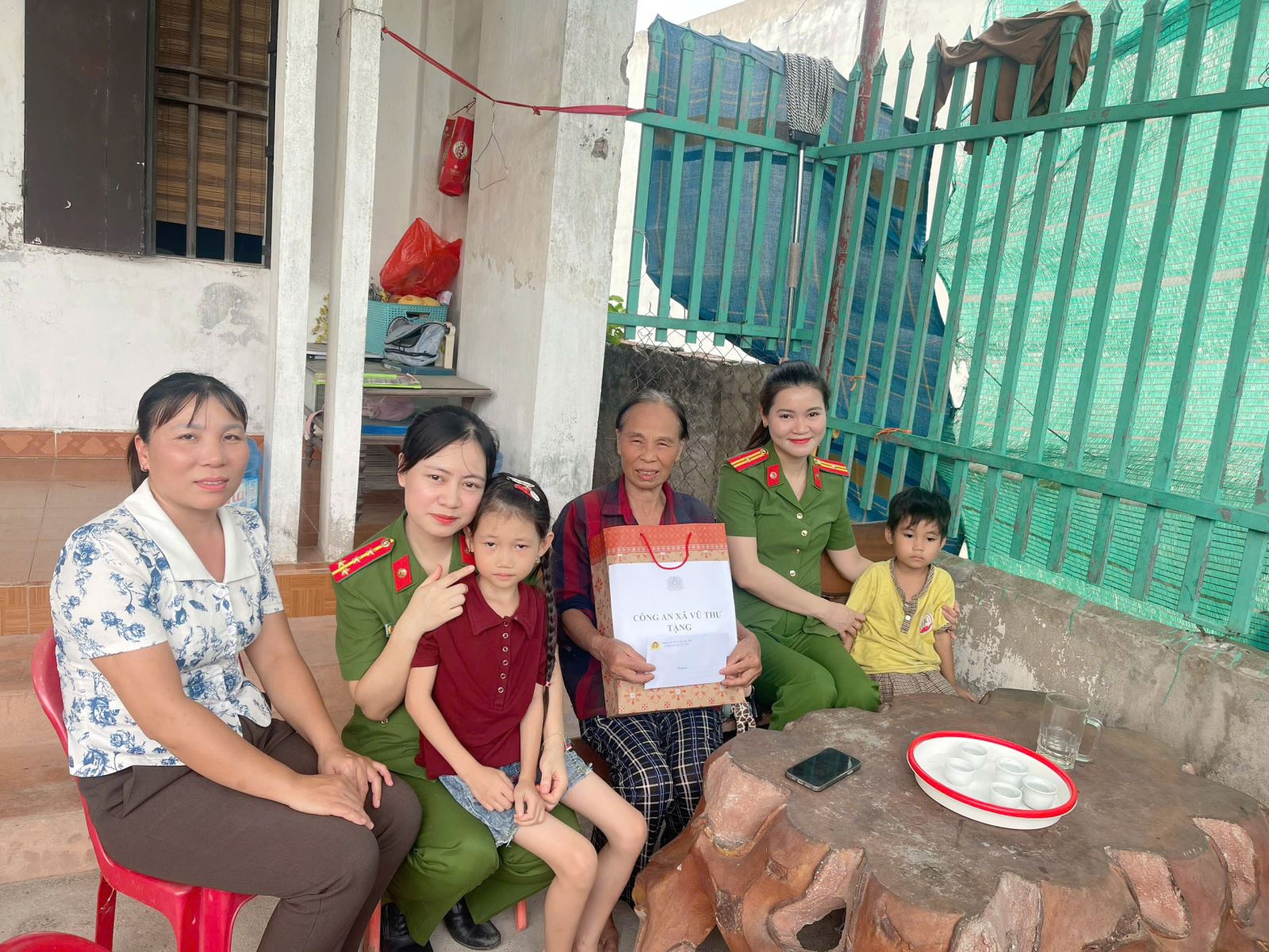 Xây dựng “thế trận lòng dân” từ mô hình Dân vận khéo “Mẹ đỡ đầu” của Công an xã Vũ Thư, tỉnh Hưng Yên