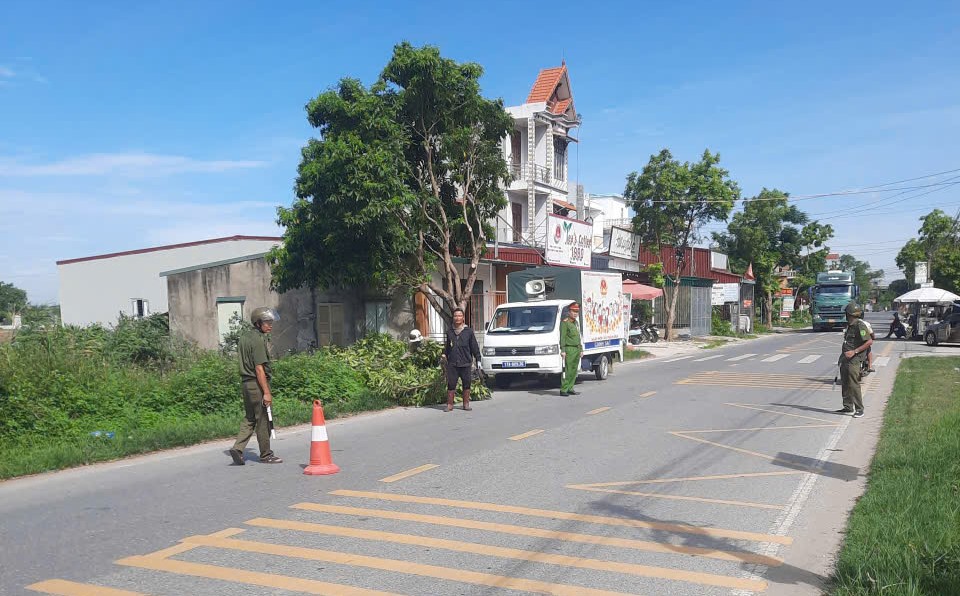 Công an xã Lê Quý Đôn phối hợp ra quân thiết lập trật tự công cộng, giải tỏa hành lang an toàn giao thông, chủ động phòng ngừa rủi ro trong mùa mưa bão