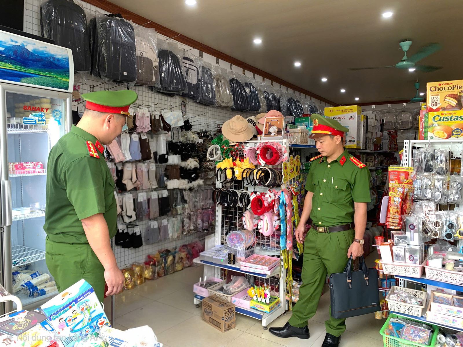 Công an xã Bắc Đông Hưng phối hợp kiểm tra việc chấp hành quy định pháp luật liên quan đến sở hữu trí tuệ trên phạm vi địa bàn xã