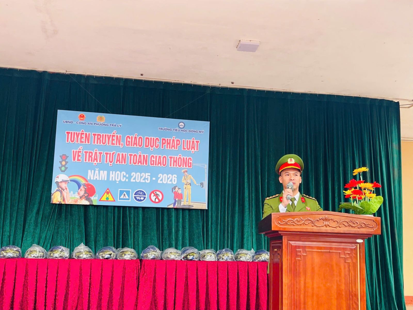 Công an phường Trà Lý tổ chức tuyên truyền giáo dục pháp luật về trật tự an toàn giao thông tại Trường Tiểu học Đông Mỹ