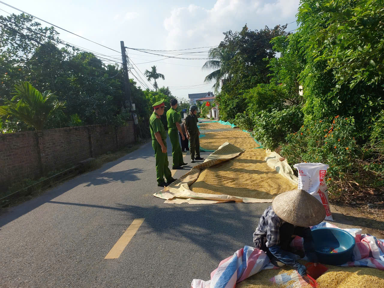 Công an xã Thần Khê: Tăng cường tuyên truyền nhắc nhở người dân không phơi thóc, lúa, rơm rạ trên các tuyến đường giao thông gây mất an toàn giao thông.