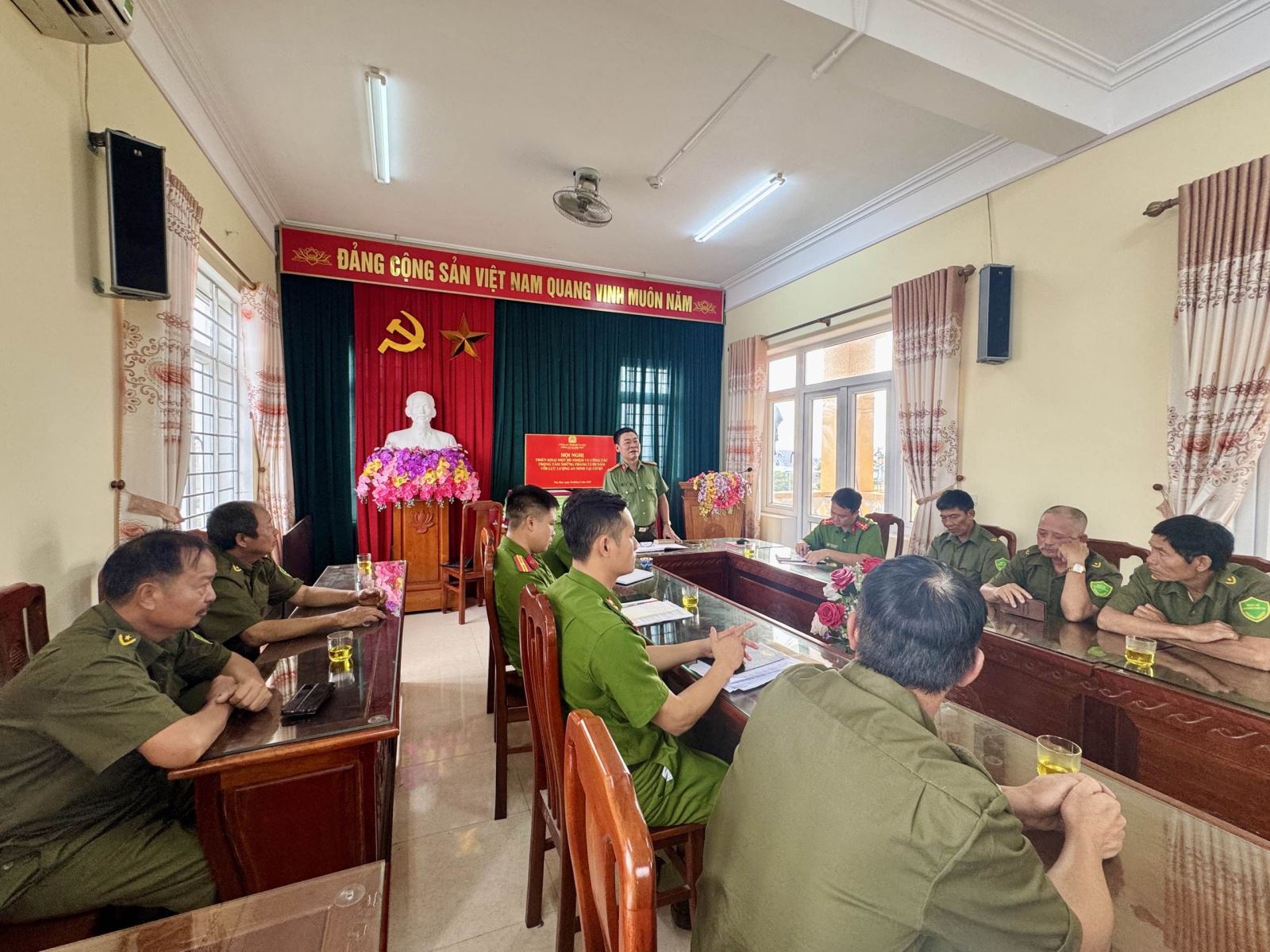 Công an xã Phụ Dực tổ chức Hội nghị giao ban, triển khai nhiệm vụ cho lực lượng tham gia bảo vệ an ninh trật tự ở cơ sở trong những tháng cuối năm 2025.