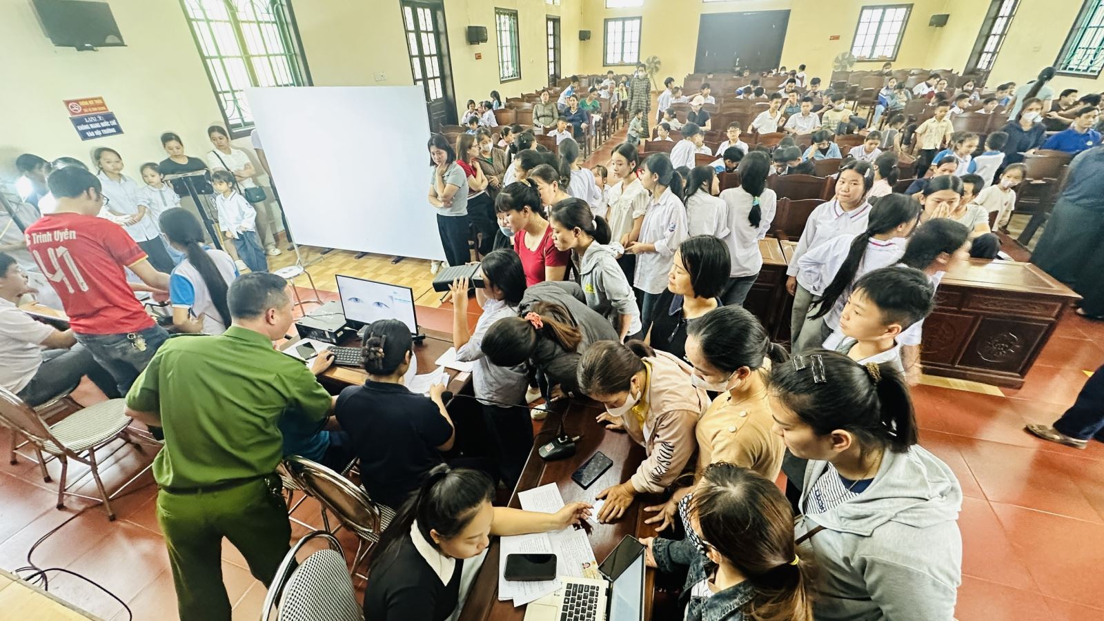 Công an xã Nguyễn Du: Xuyên lễ phục vụ Nhân dân, đẩy mạnh cấp căn cước và định danh điện tử mức độ 2 cho công dân từ 6 đến 14 tuổi