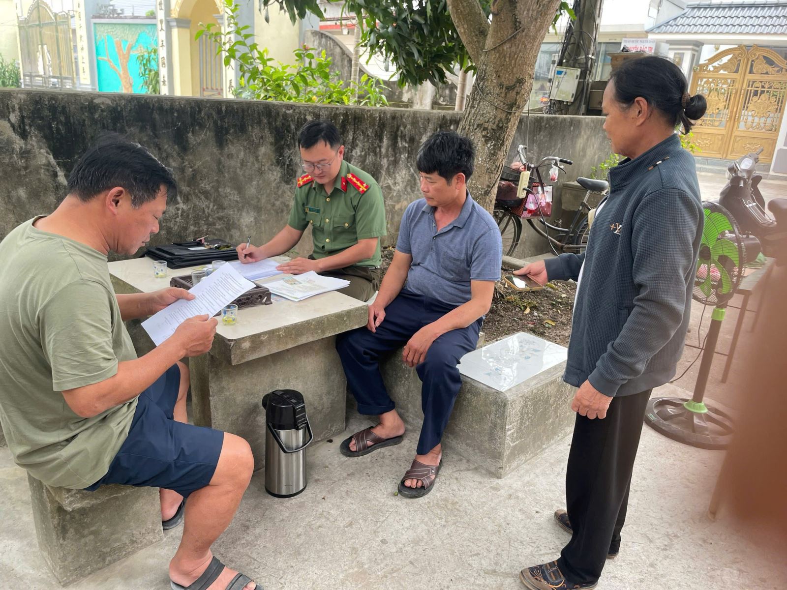 CÔNG AN XÃ TÂY THỤY ANH TỔ CHỨC KÝ CAM KẾT CHẤP HÀNH QUY ĐỊNH VỀ AN TOÀN THỰC PHẨM ĐỐI VỚI CÁC HỘ KINH DOANH