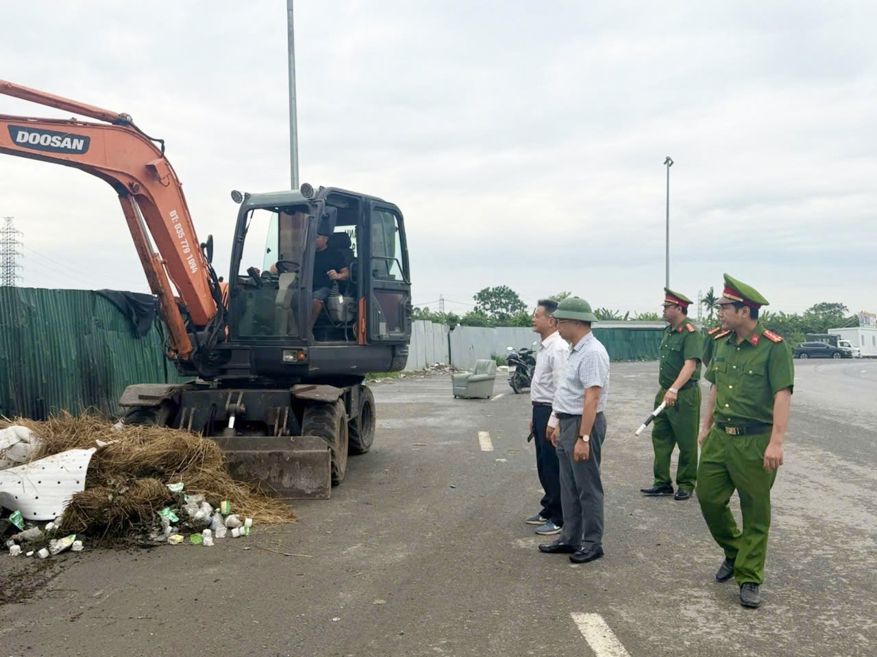Công an xã Việt Tiến phối hợp triển khai “Tuần lễ đảm bảo an toàn trật tự đô thị và vệ sinh môi trường nông thôn” trên địa bàn xã Việt Tiến