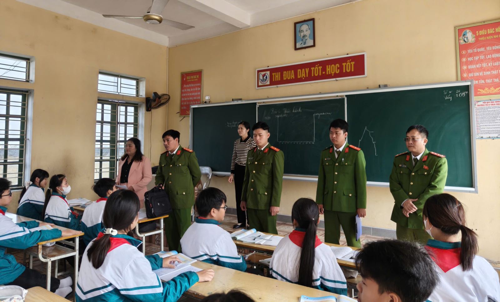 Công an xã Tây Thụy Anh tăng cường kiểm tra, phòng ngừa vi phạm về vũ khí, vật liệu nổ, công cụ hỗ trợ.