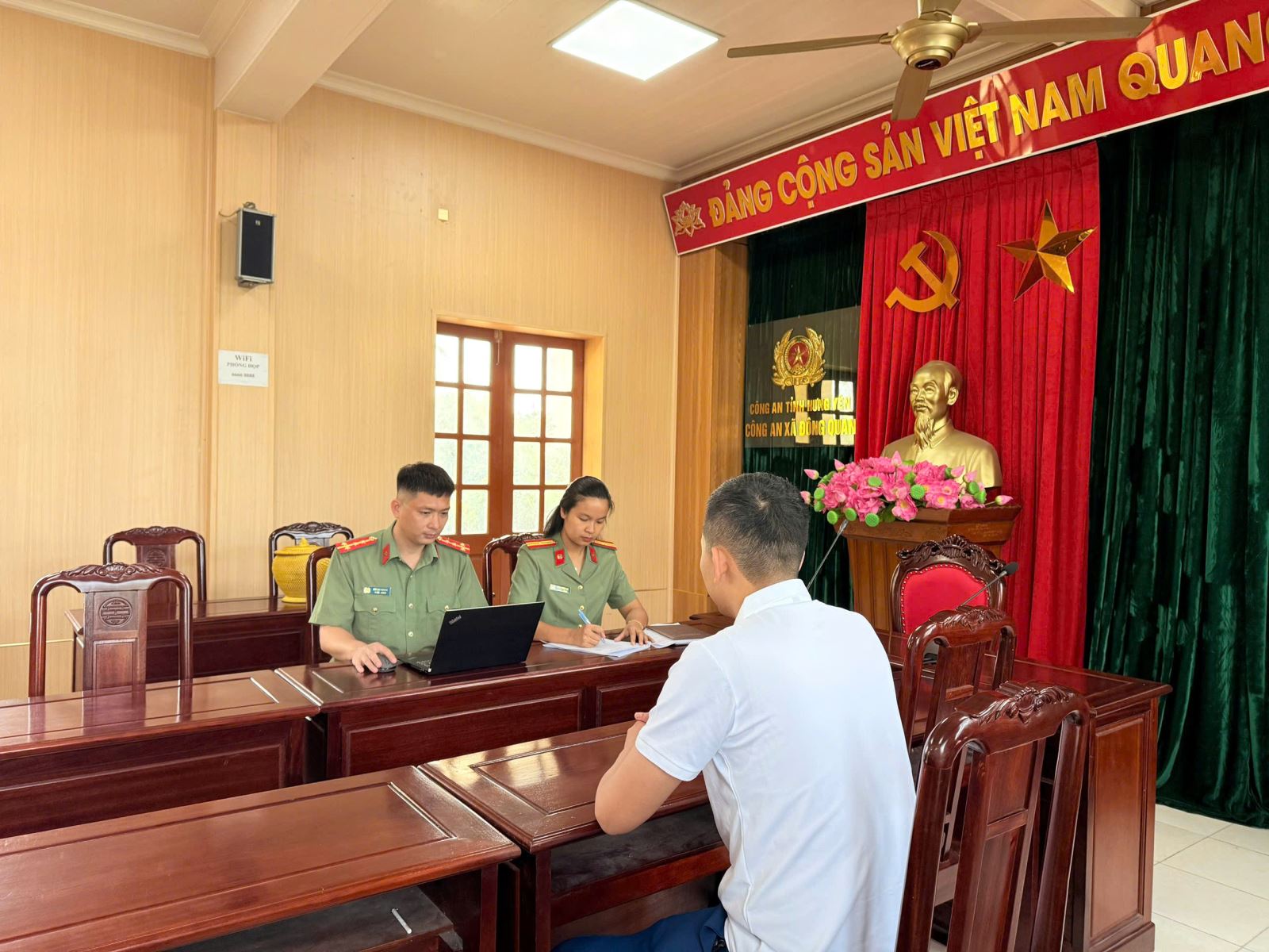Công an xã Đông Quan phát hiện, làm việc với trường hợp công dân chia sẻ thông tin chưa được kiểm chứng trên mạng xã hội