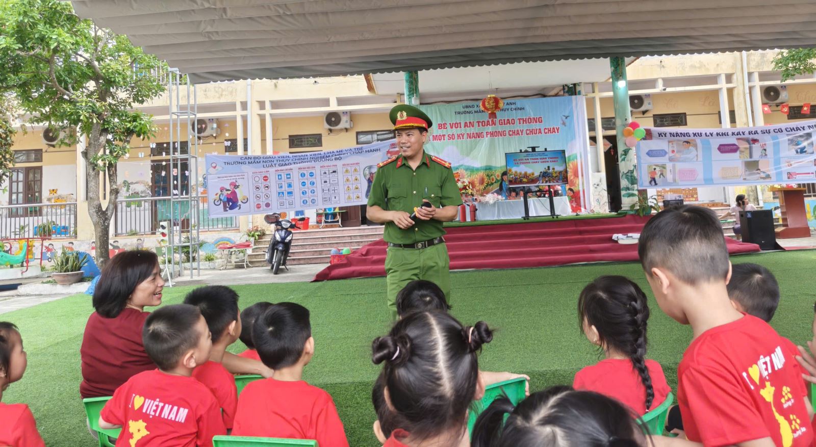 Công an xã Tây Thụy Anh tuyên truyền kỹ năng an toàn cho trẻ mầm non trên địa bàn
