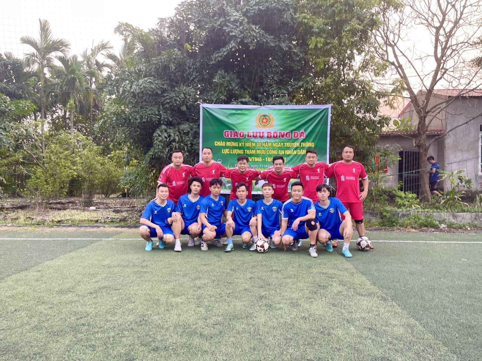 Công an xã Việt Tiến: Tổ chức giao lưu bóng đá chào mừng Kỷ niệm 80 năm Ngày truyền thống của 04 lực lượng trong Công an nhân dân