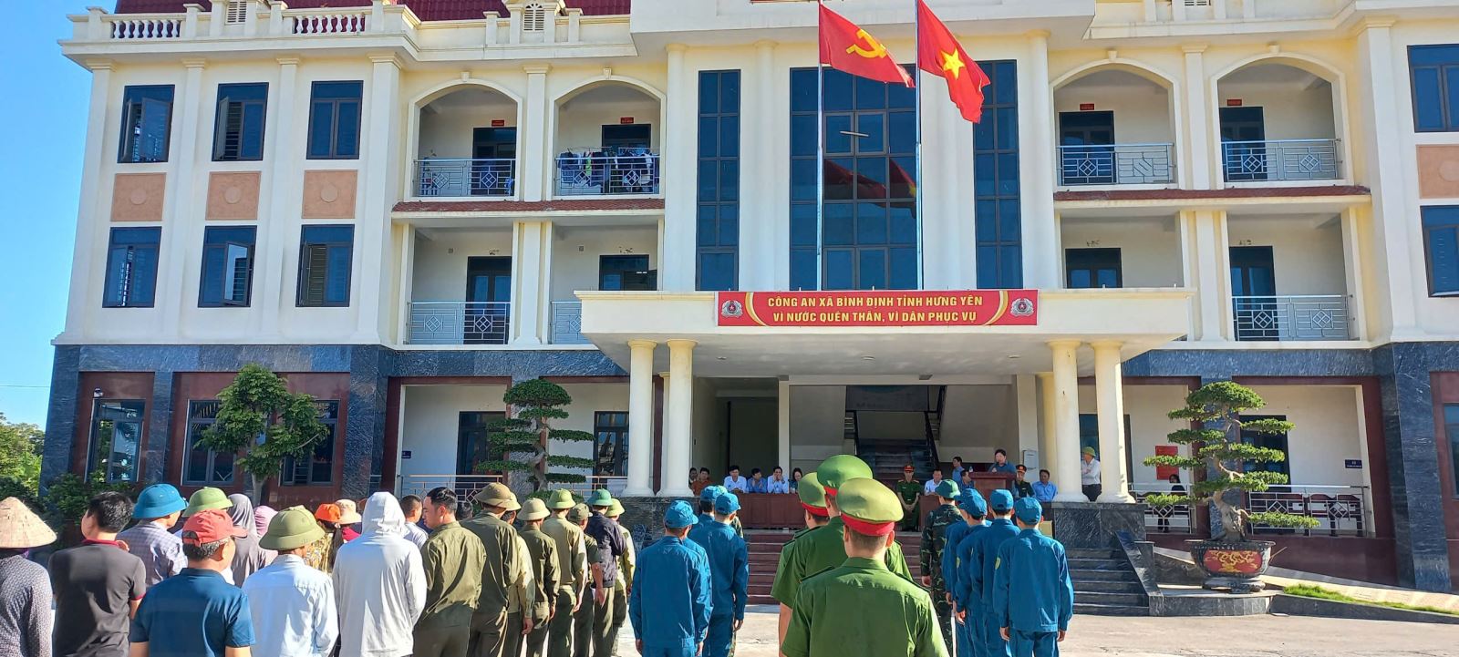Xã Bình Định ra quân phát quang hành lang đê bao, chủ động phòng chống thiên tai trước mùa bão lũ