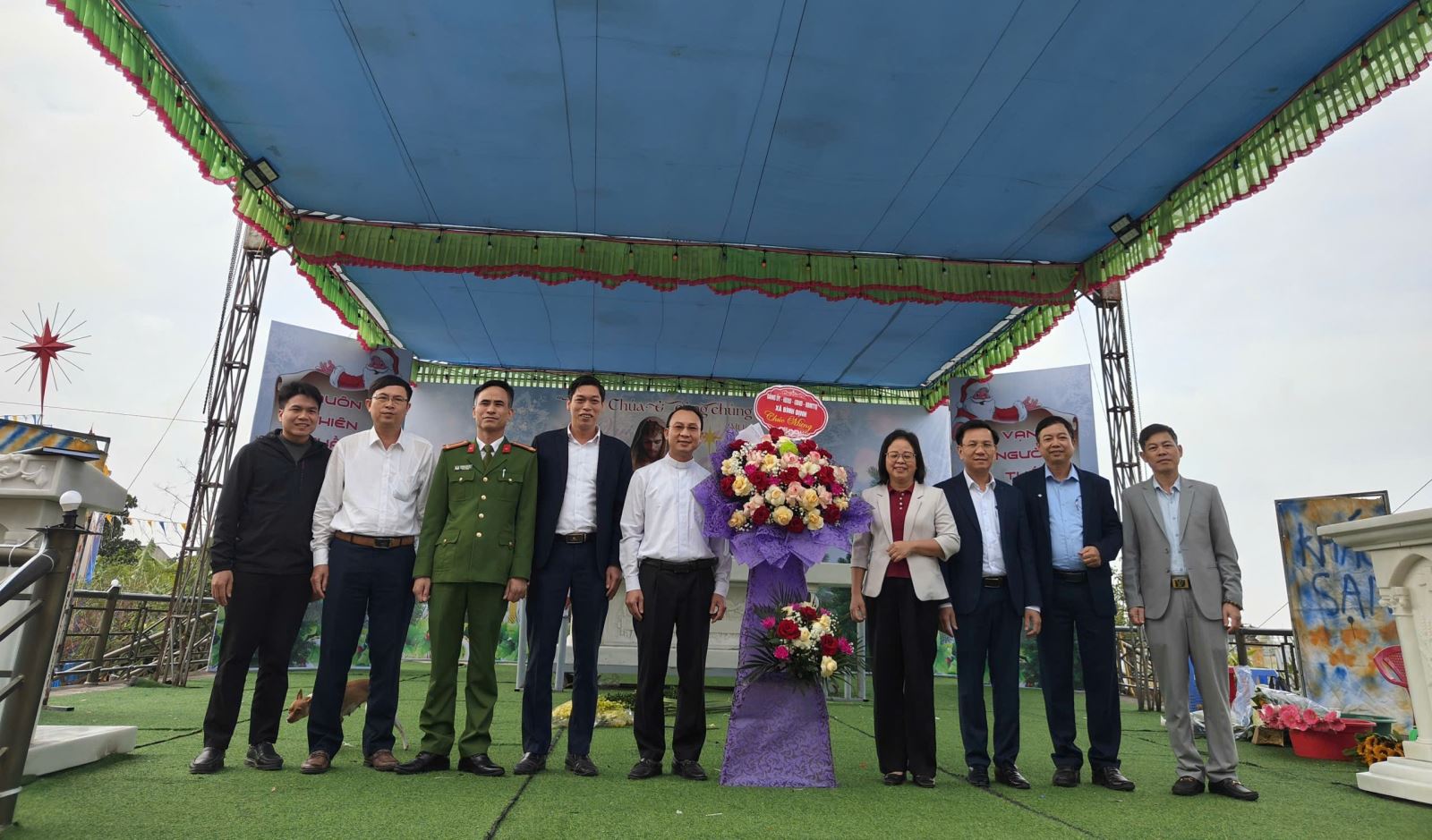 Công an xã Bình Định thăm và chúc mừng các cơ sở tôn giáo nhân dịp Lễ Giáng sinh và chào đón năm mới 2026