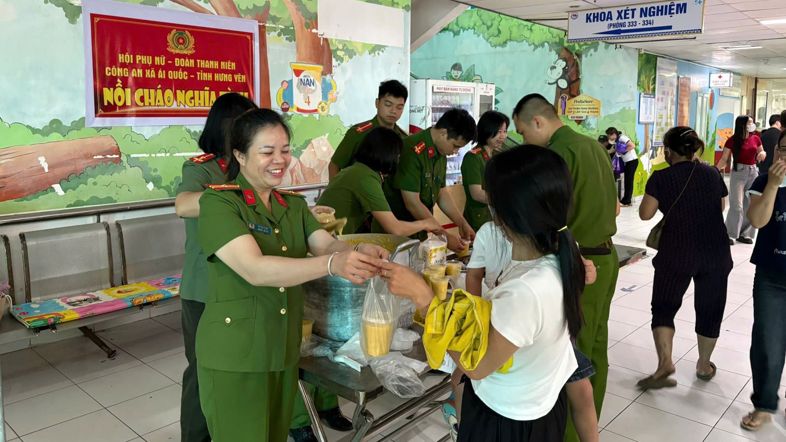 Chi đoàn Thanh niên và Chi hội Phụ nữ Công an xã Ái Quốc ấm lòng “Nồi cháo nghĩa tình” tại Bệnh viện Nhi Thái Bình