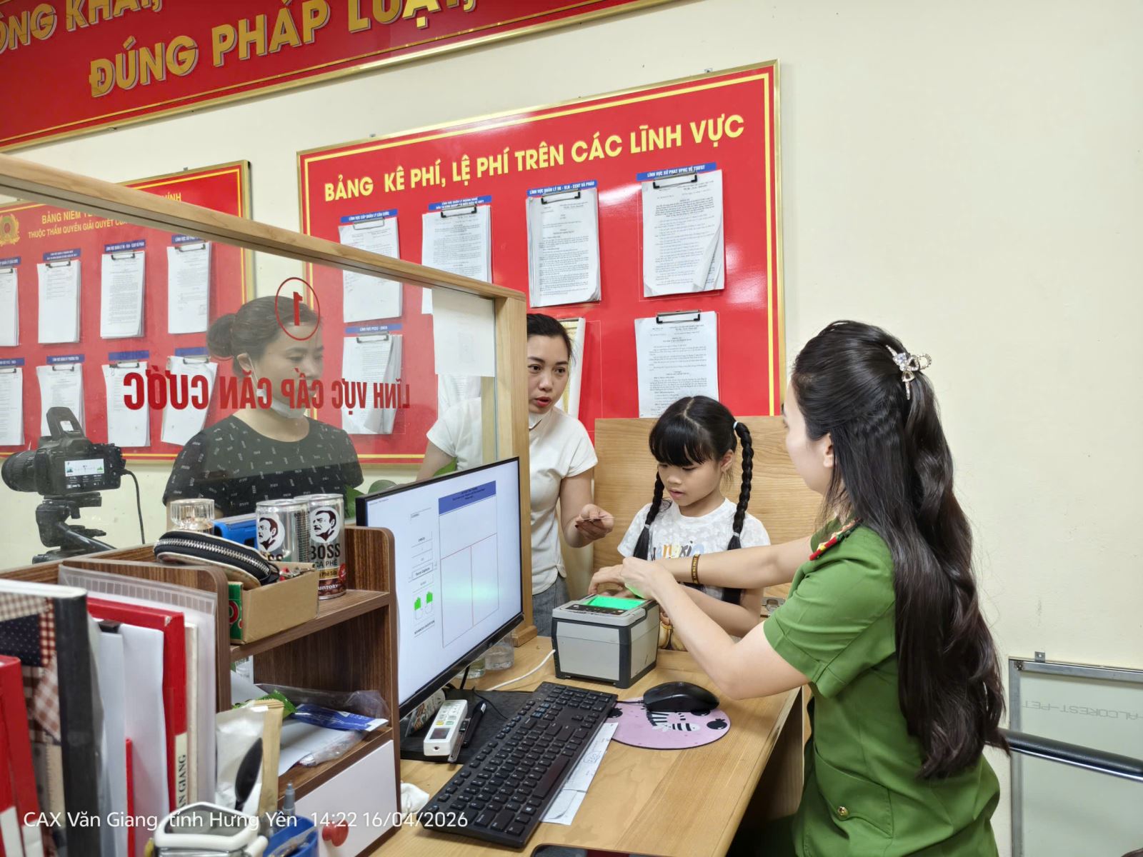 Công an xã Văn Giang đẩy nhanh tiến độ cấp căn cước, định danh điện tử cho công dân từ 6 đến 14 tuổi