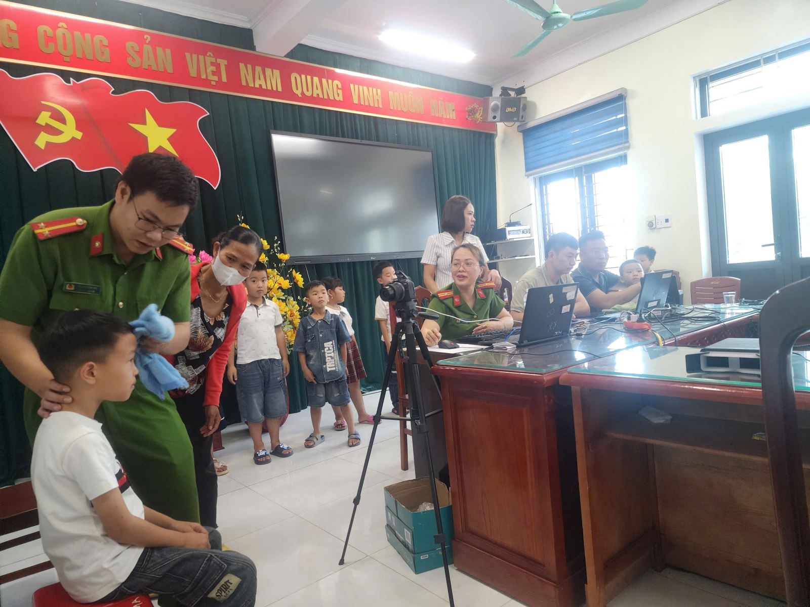 Công an xã Bình Định đẩy mạnh đợt cao điểm cấp Căn cước cho công dân từ đủ 6 tuổi đến dưới 14 tuổi