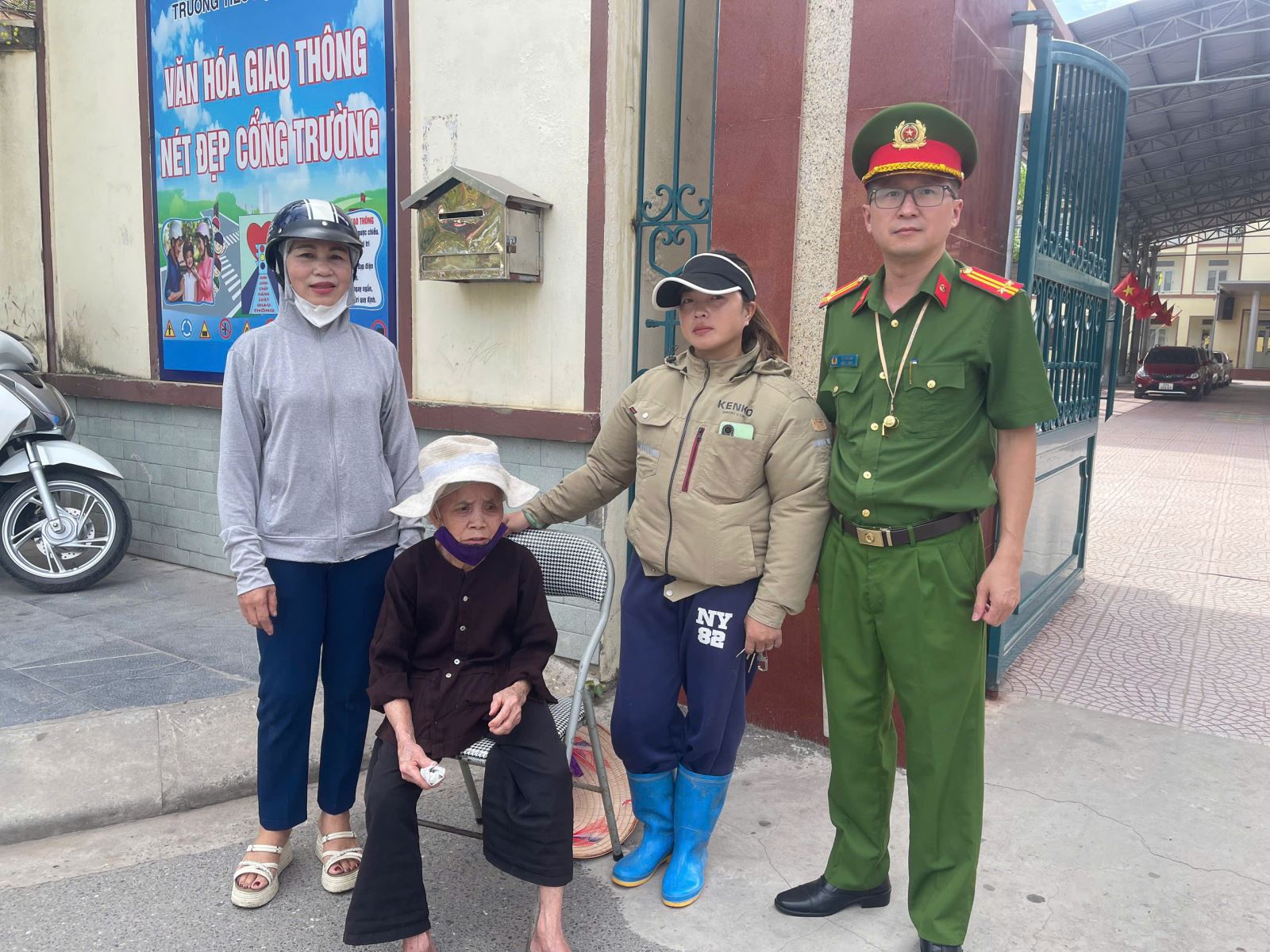 Công an xã Văn Giang hỗ trợ, giúp đỡ bà cụ đi lạc trở về với gia đình
