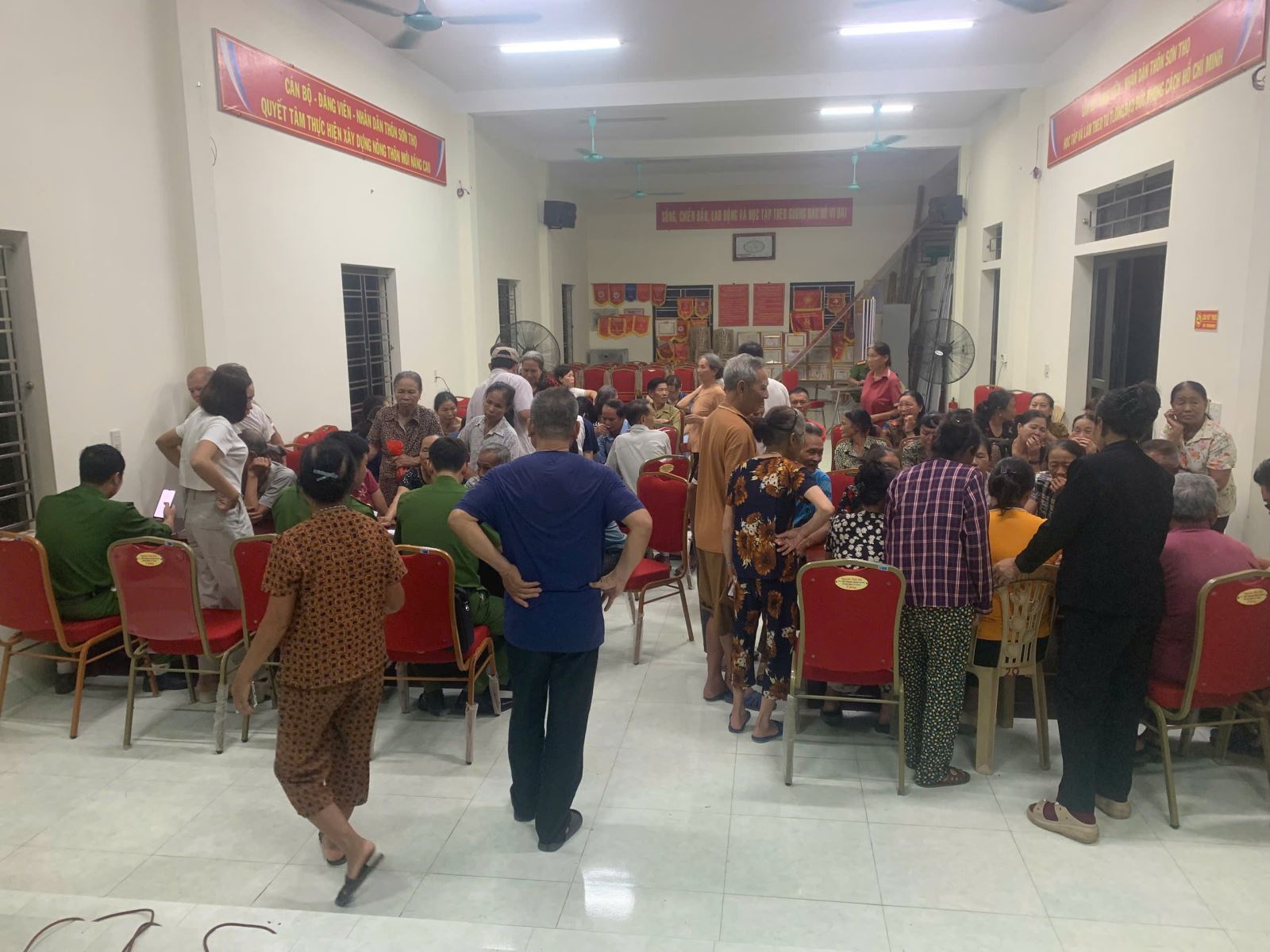 CÔNG AN XÃ BÌNH ĐỊNH ĐẨY MẠNH TÍCH HỢP TÀI KHOẢN AN SINH XÃ HỘI CHO NGƯỜI DÂN