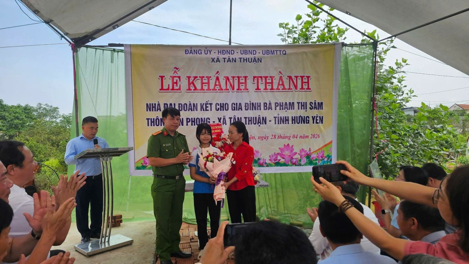 Công an xã Tân Thuận phối hợp với chính quyền địa phương tổ chức Lễ khánh thành nhà Đại đoàn kết tặng gia đình bà Phạm Thị Sâm