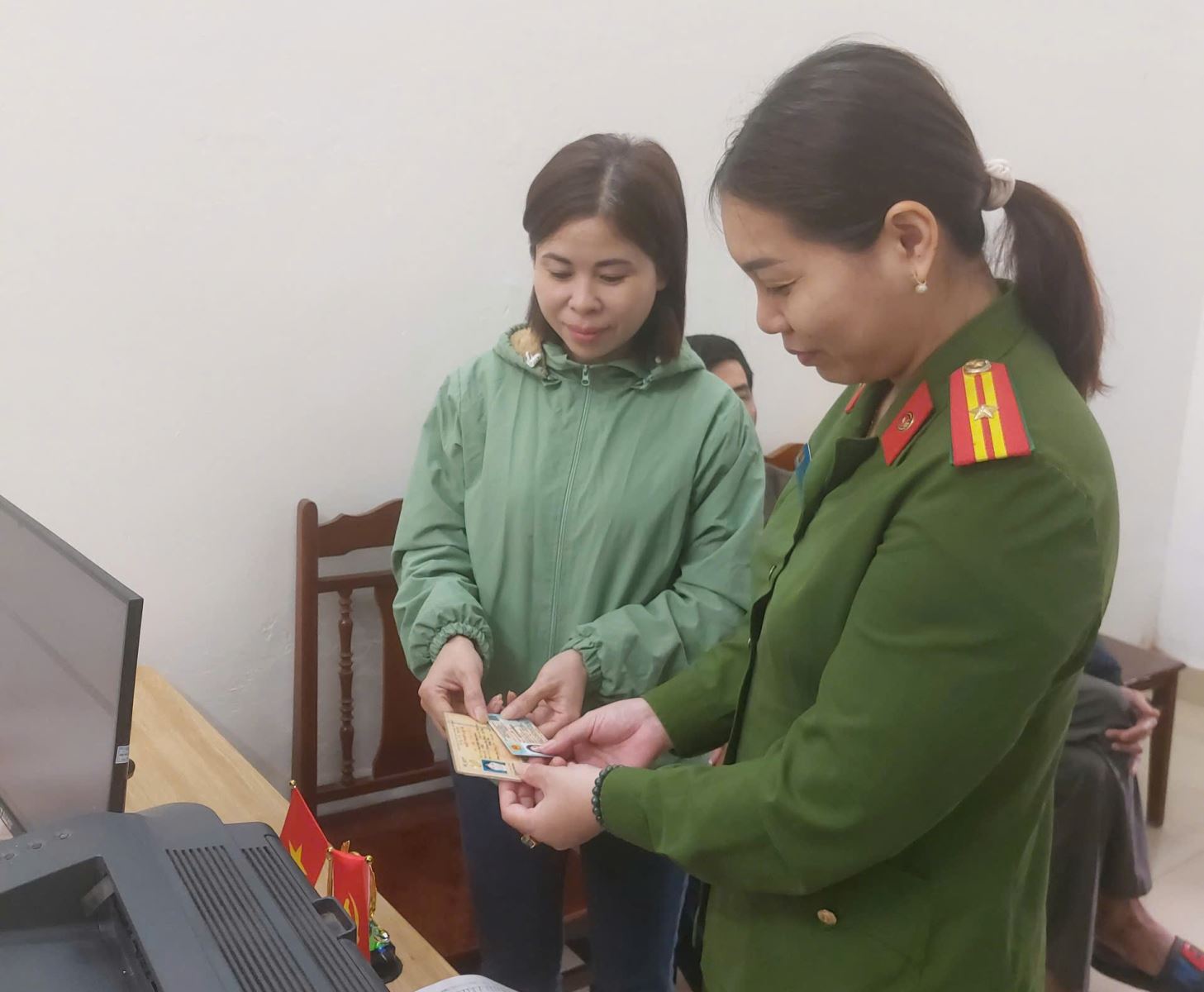 Công an xã Ân Thi tổ chức tổng rà soát, làm sạch dữ liệu đăng ký phương tiện, giấy phép lái xe và số hóa hồ sơ đăng ký xe