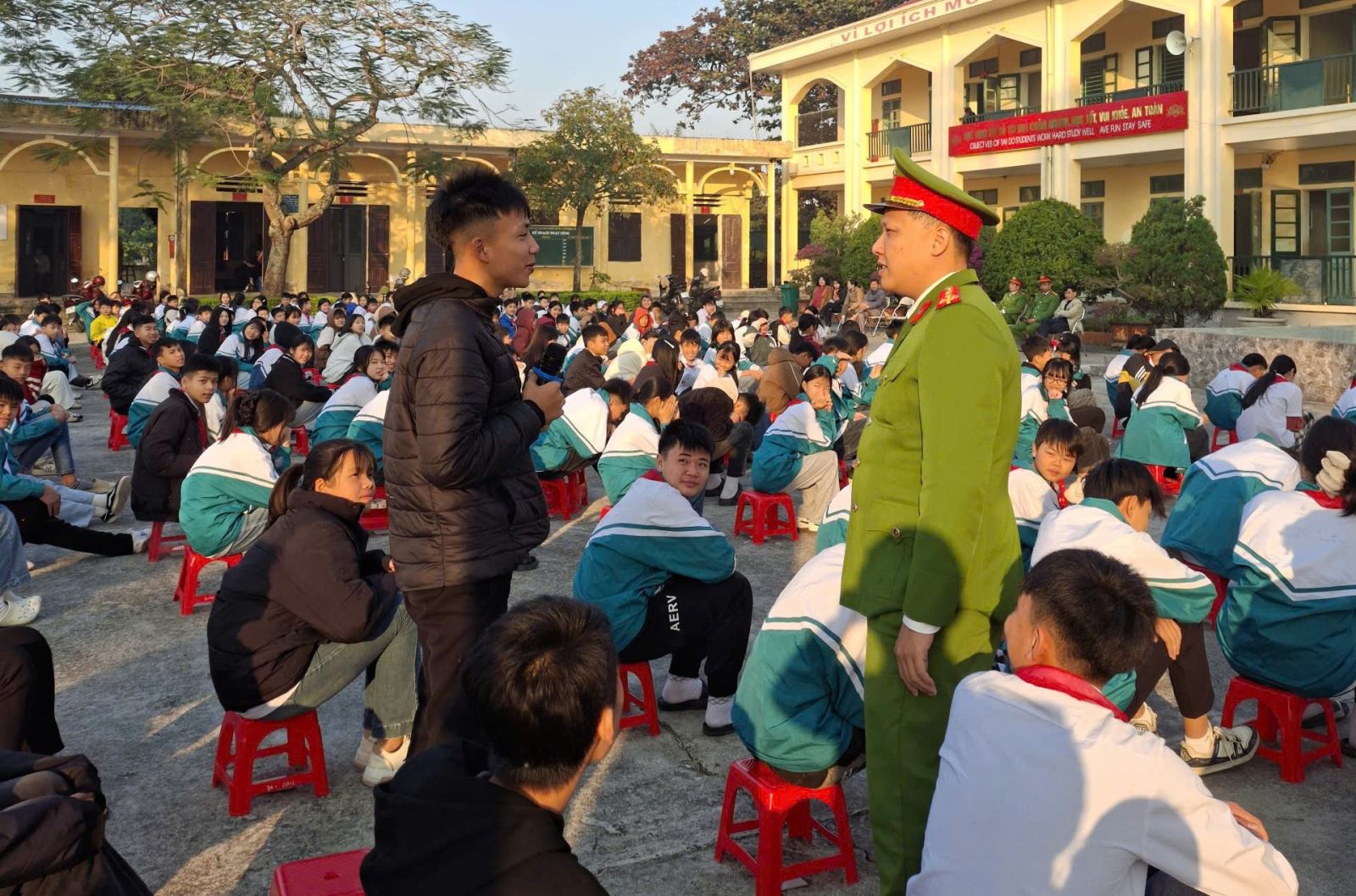 Tuyên truyền pháp luật về quản lý, sử dụng vũ khí, vật liệu nổ, công cụ hỗ trợ và pháo trong trường học trên địa bàn xã Thần Khê