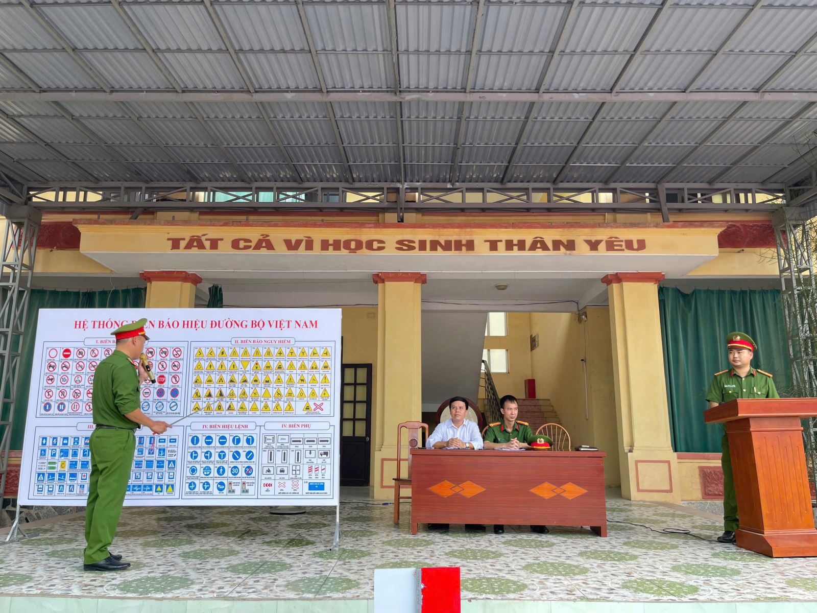 Công an xã Hiệp Cường đẩy mạnh công tác tuyên truyền quy định Luật Trật tự an toàn giao thông đường bộ cho học sinh trên địa bàn xã