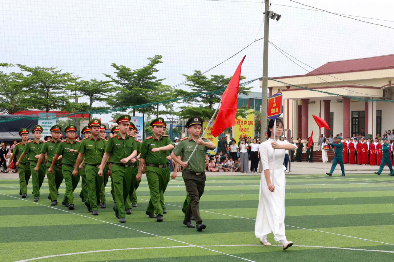 Công an phường Đường Hào đảm bảo an ninh trật tự và tham gia diễu hành tại Lễ khai mạc Đại hội Thể dục Thể thao phường lần thứ I năm 2026