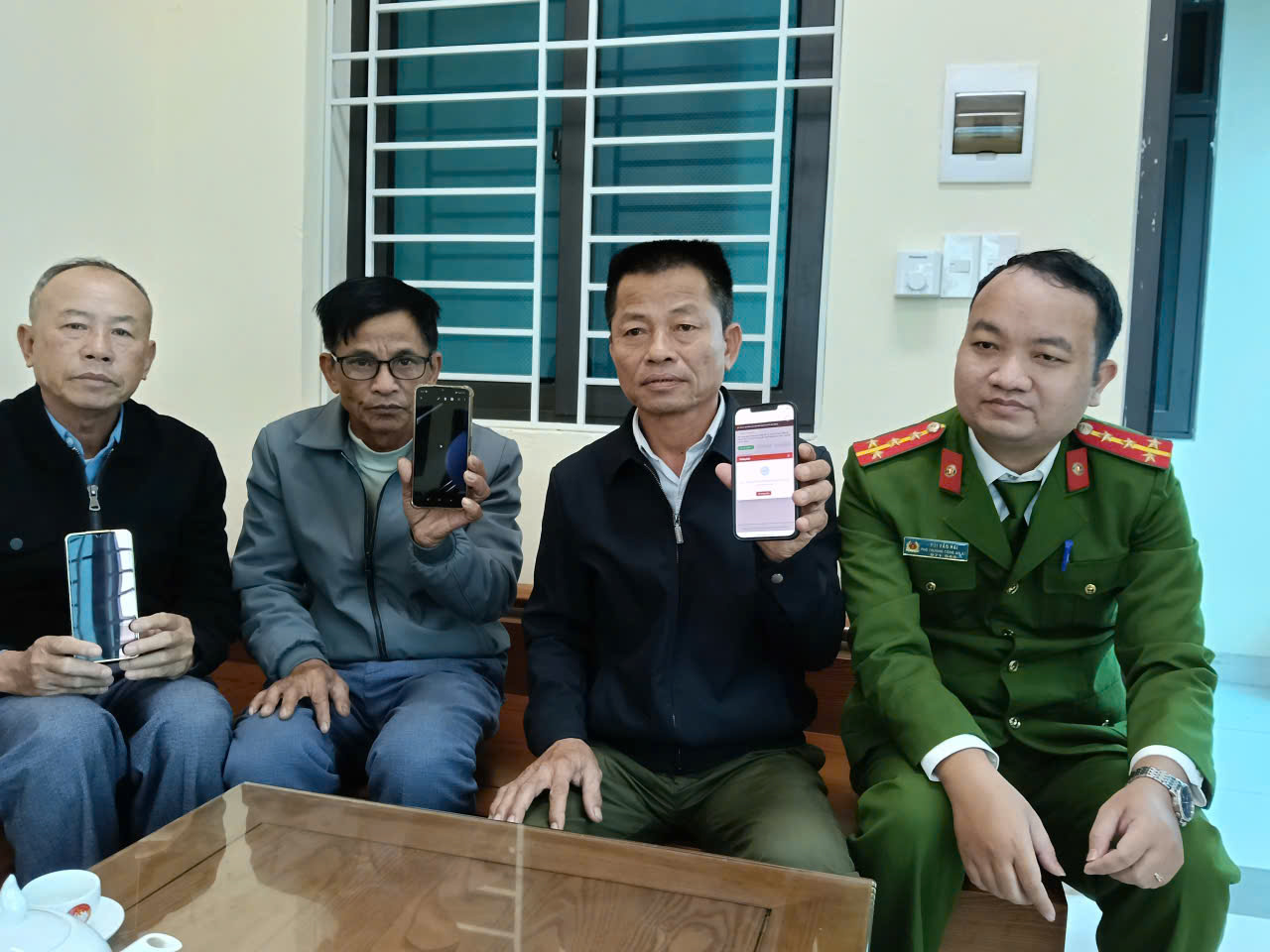 Công an phường Đường Hào: Tổ chức lấy ý kiến nhân dân đối với các dự thảo văn kiện trình Đại hội XIV của Đảng trên VNeID