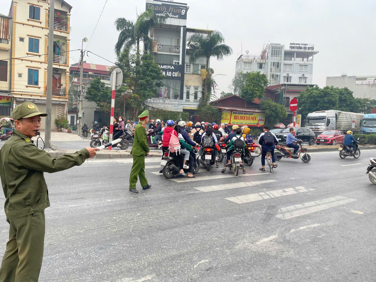 Công an Phường Đường Hào tăng cường điều tiết giao thông tại các điểm tiềm ẩn nguy cơ tai nạn