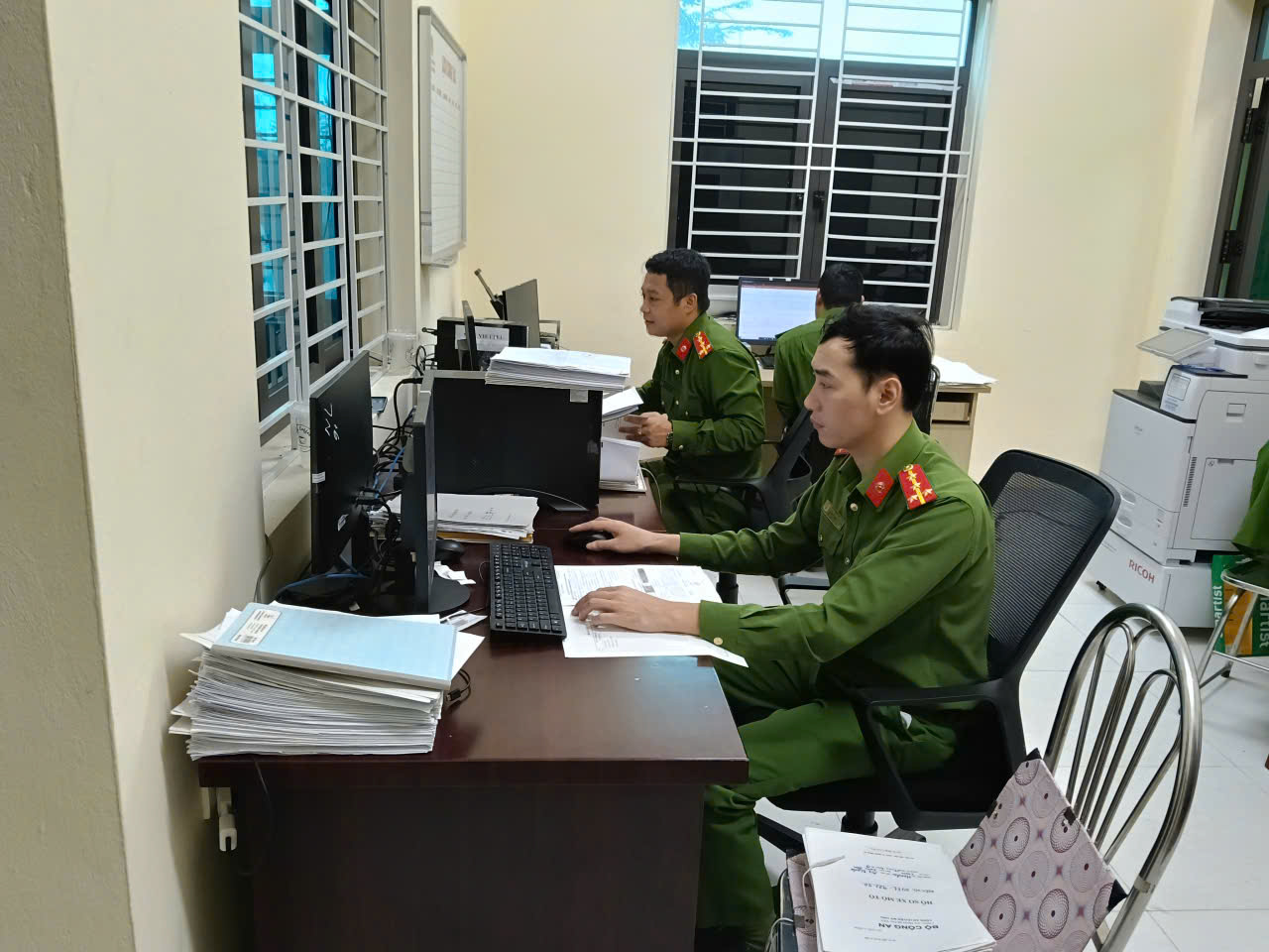 Công an phường Đường Hào tổ chức tuyên truyền, hướng dẫn người dân kê khai thông tin và cấp đổi giấy phép lái xe sang thẻ nhựa PET