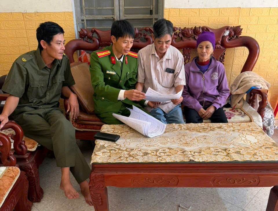 Công an xã Minh Thọ tổ chức tổng rà soát, làm sạch dữ liệu đăng ký phương tiện, giấy phép lái xe và số hoá hồ sơ đăng ký xe