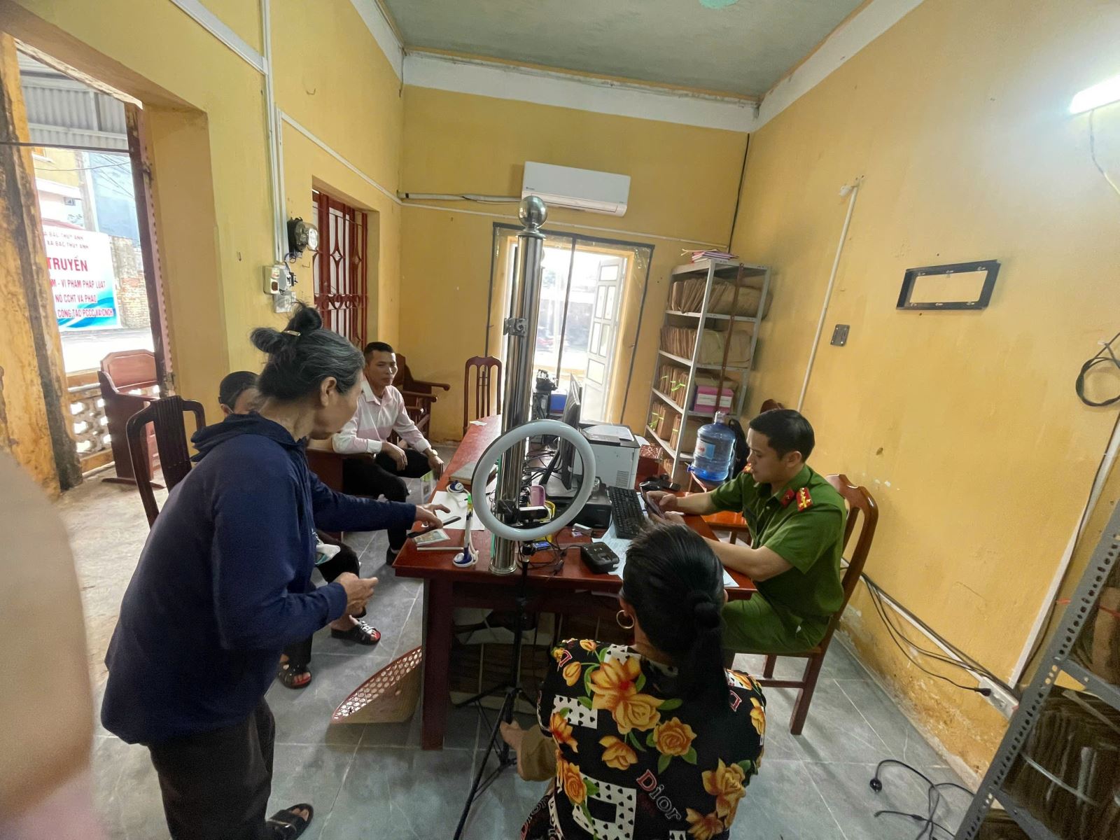 Công an xã Bắc Thụy Anh tiếp tục ra quân đẩy mạnh hỗ trợ người dân tích hợp tài khoản an sinh xã hội trên ứng dụng VNeID