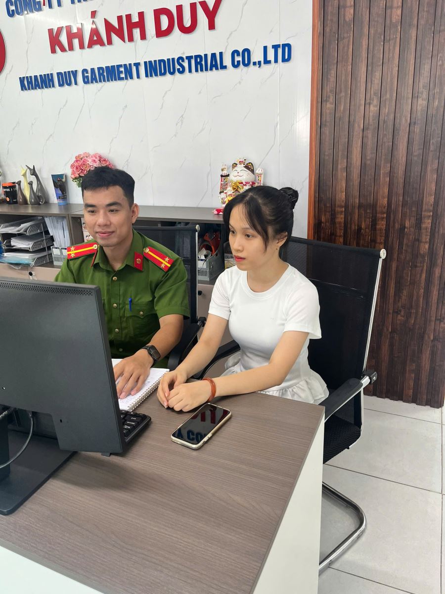 Công an xã Minh Thọ hướng dẫn các cơ sở lưu trú khai báo tạm trú cho người nước ngoài trên phần mềm mới
