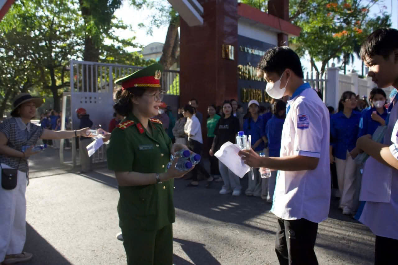 Công an xã Quỳnh Phụ đồng hành cùng thí sinh trong chương trình “tiếp sức mùa thi” tuyển sinh lớp 10 năm học 2026 - 2027