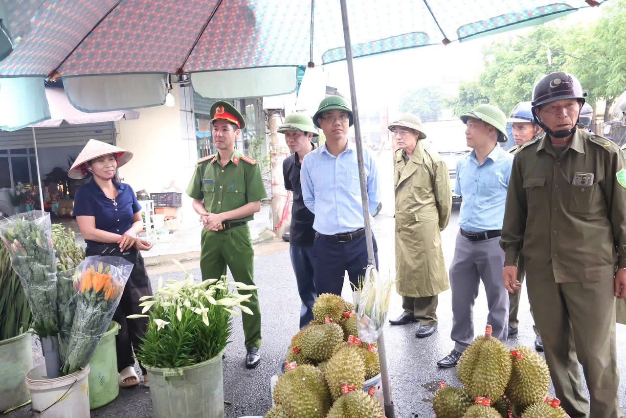 Công an xã Kiến Xương đẩy mạnh tuyên truyền, xử lý vi phạm trật tự an toàn giao thông, trật tự công cộng