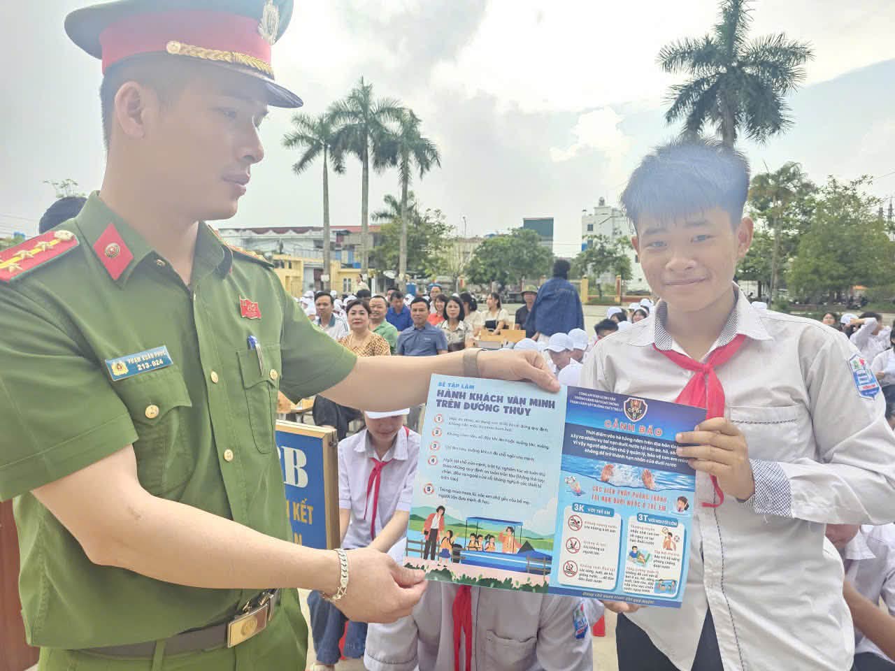 Công an phường Trà Lý tuyên truyền pháp luật về an toàn giao thông và biện pháp phòng tránh tai nạn đuối nước tại Trường THCS Đông Mỹ.