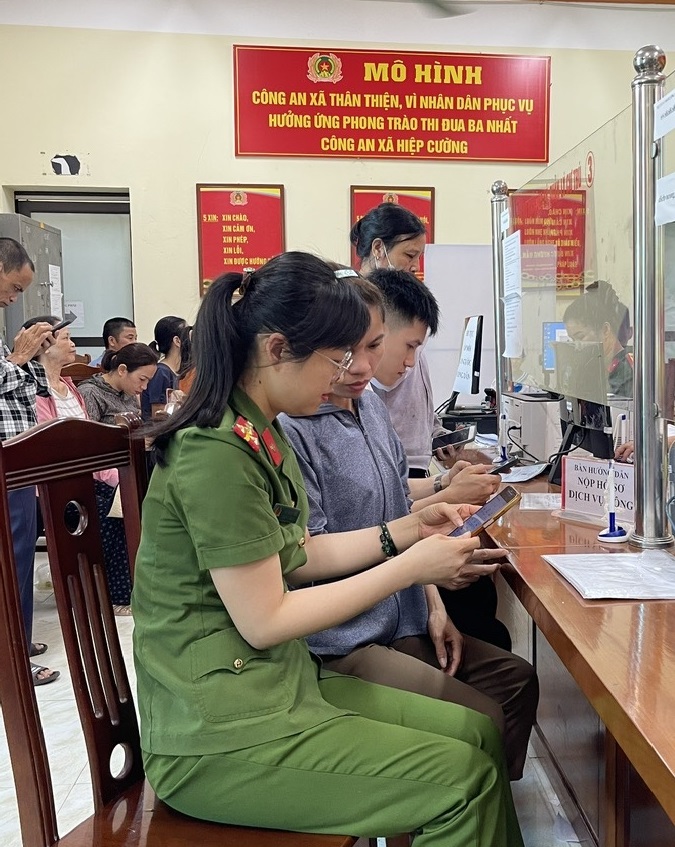 Hưởng ứng Phong trào thi đua Ba nhất, Công an xã Hiệp Cường triển khai thực hiện mô hình “Công an xã thân thiện, vì Nhân dân phục vụ”