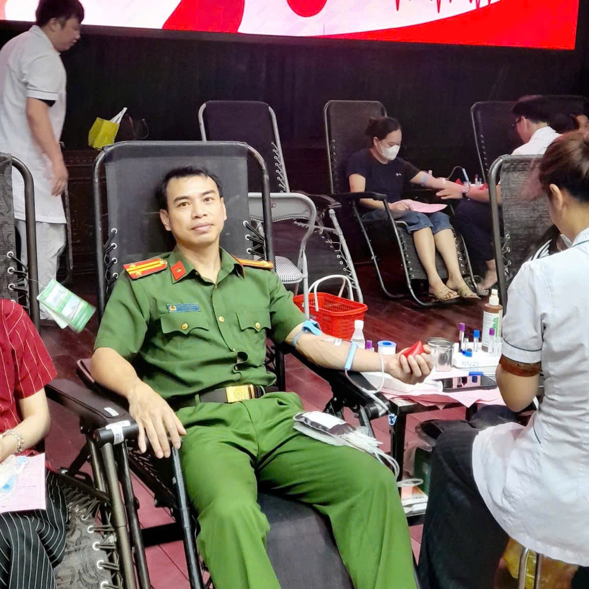 Công an xã Hoàng Hoa Thám tham gia Ngày hội hiến máu Giọt hồng vì cộng đồng lần thứ II năm 2026