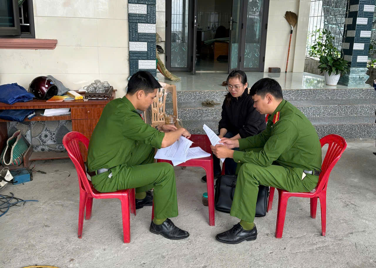 Công an xã Bắc Đông Hưng tăng cường tuyên truyền, ký cam kết đảm bảo trật tự công cộng đối với các hộ kinh doanh ven đường