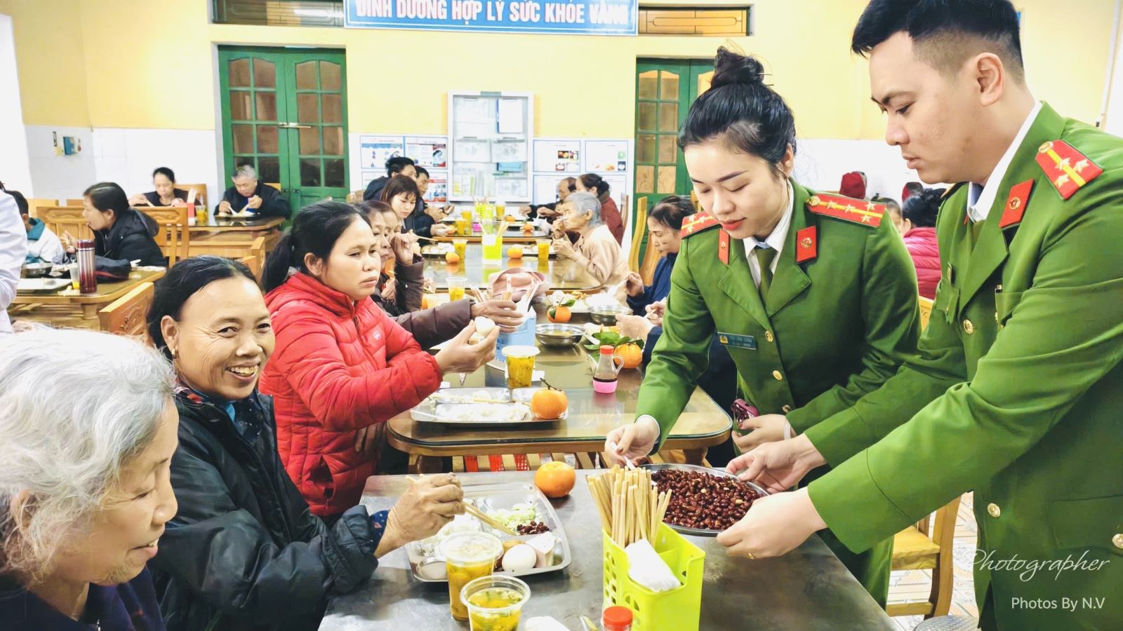 Chi đoàn Thanh niên Công an xã Nguyễn Du phối hợp Chùa Phúc Ân trao tặng 400 suất cơm tại Bệnh viện Đa khoa Quỳnh Phụ nhân dịp Tết Nguyên đán Bính Ngọ 2026