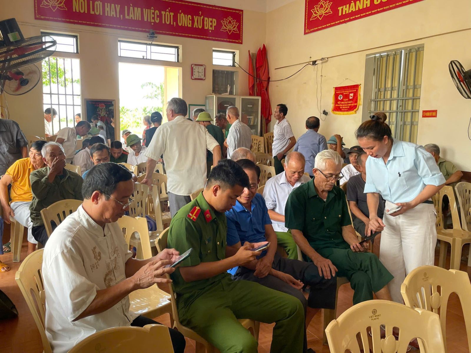 CÔNG AN XÃ TÂY THỤY ANH TĂNG CƯỜNG HƯỚNG DẪN NGƯỜI DÂN CÀI ĐẶT VÀ SỬ DỤNG ỨNG DỤNG “BÁO CHÁY 114” - ĐẨY MẠNH CHUYỂN ĐỔI SỐ TRONG CÔNG TÁC PCCC VÀ CNCH