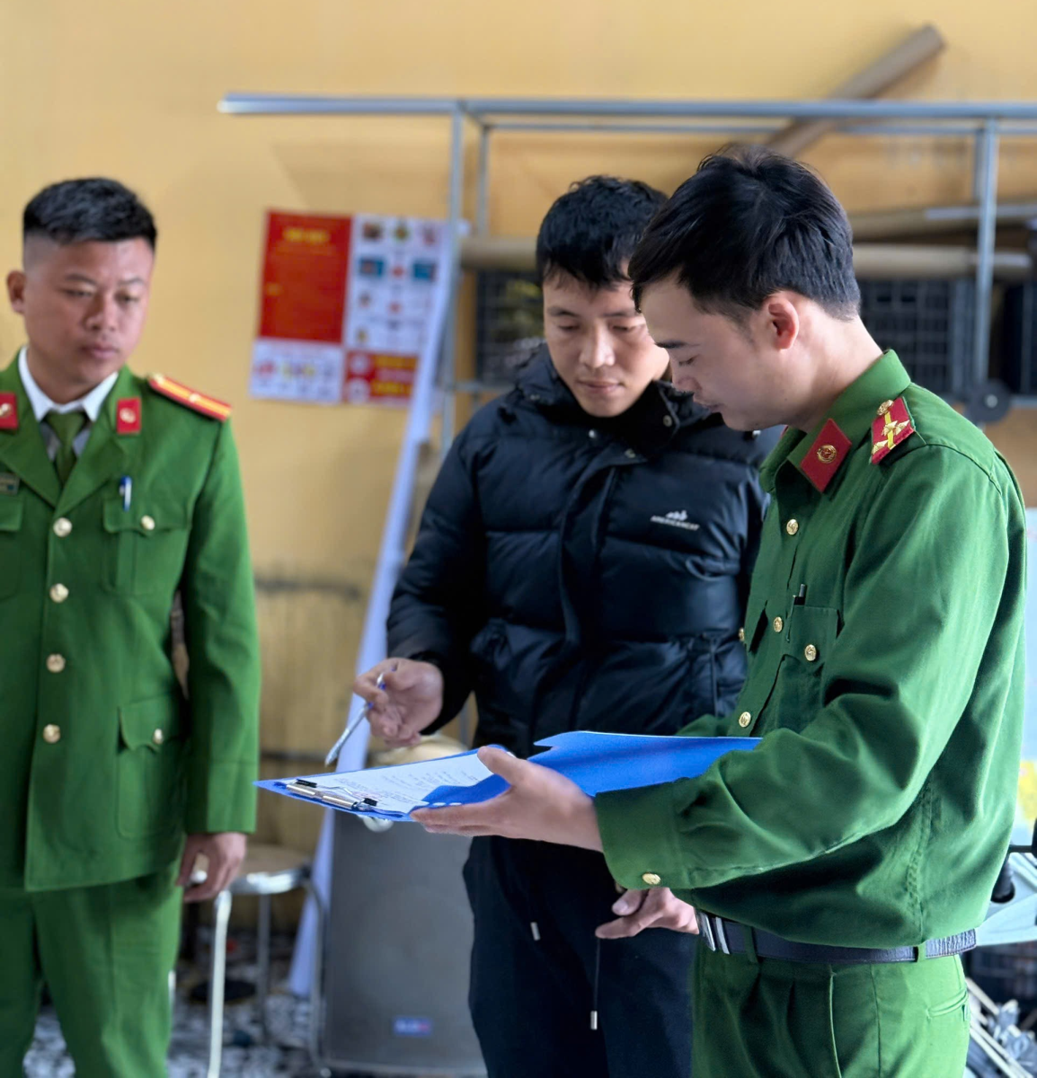 Công an xã Nam Thái Ninh tuyên truyền, vận động ký cam kết đối với các cơ sở in ấn, photocopy phục vụ công tác bầu cử