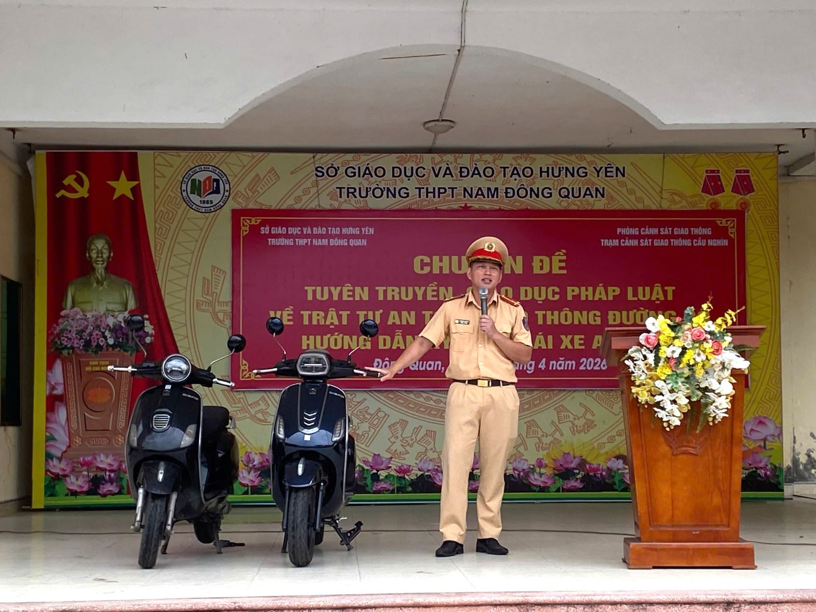 Công an xã Đông Quan: Tổ chức tuyên truyền, giáo dục pháp luật về trật tự an toàn giao thông đường bộ và hướng dẫn kỹ năng lái xe an toàn cho giáo viên, học sinh trên địa bàn xã Đông Quan