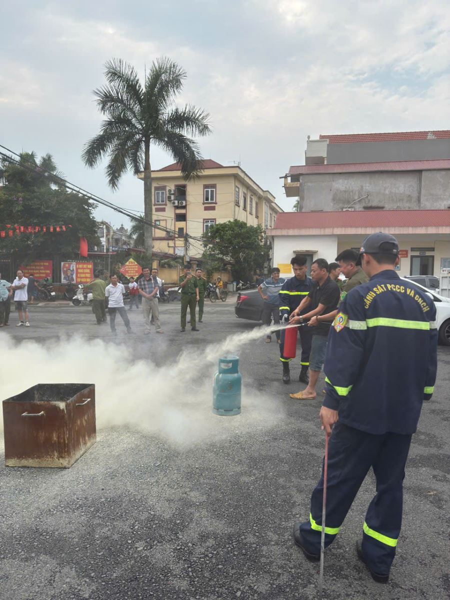 Công an phường Hồng Châu tuyên truyền, phổ biến kiến thức pháp luật, huấn luyện nghiệp vụ về phòng cháy chữa cháy và cứu nạn cứu hộ