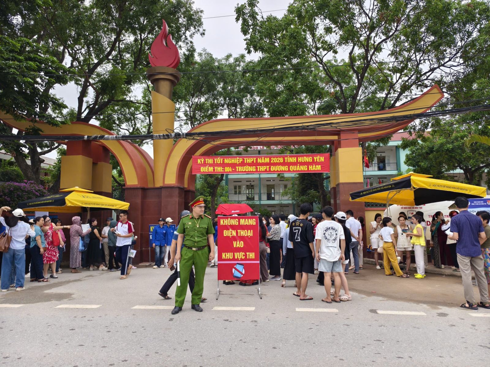     Công an Văn Giang chủ động đảm bảo an ninh trật tự, đồng hành cùng sĩ tử trong kỳ thi THPT quốc gia năm 2026