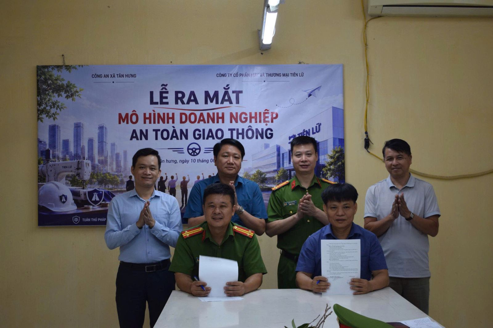 Công an xã Tân Hưng xây dựng mô hình “Doanh nghiệp an toàn giao thông tại Công ty Cổ phần May và Thương mại Tiên Lữ” 