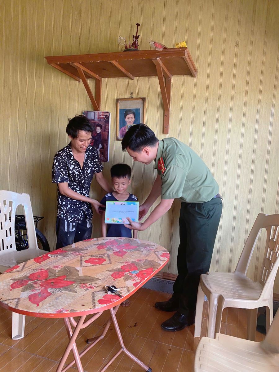 Chi đoàn Công an xã Tân Tiến tặng quà cho học sinh có hoàn cảnh khó khăn nhân dịp quốc tế thiếu nhi 1/6