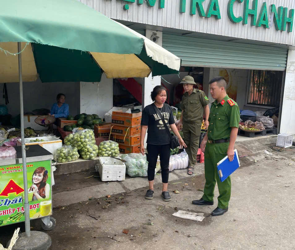 Công an phường Đường Hào tuyên truyền, vận động người dân chấp hành luật giao thông đường bộ và ký cam kết không lấn chiếm lòng, lề đường, vỉa hè