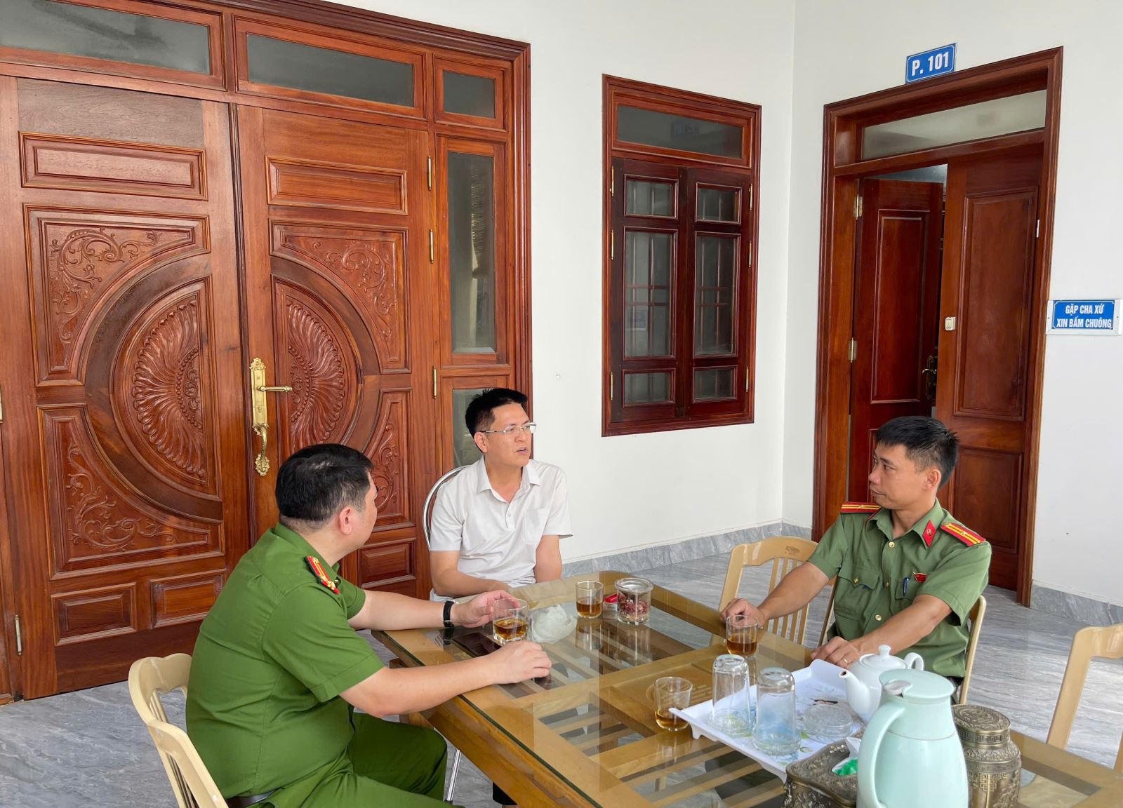 Công an xã Ngọc Lâm gặp gỡ, tiếp xúc, trao đổi với các linh mục, chức sắc, chức việc đạo Công giáo trên địa bàn, tăng cường gắn kết trong công tác bảo đảm an ninh, trật tự.