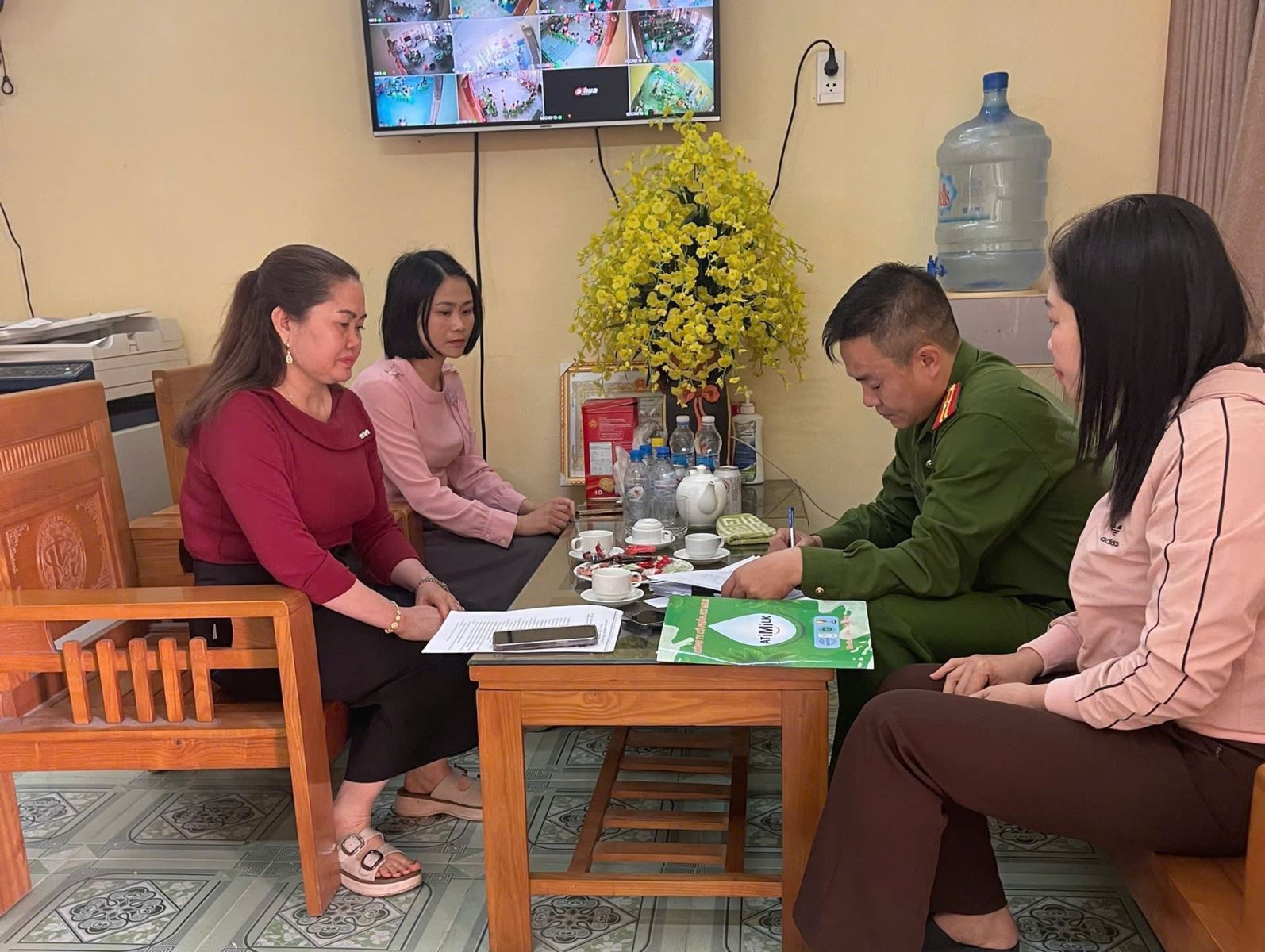 Công an xã Tân Thuận tổ chức niêm yết đường dây nóng và ký cam kết chấp hành pháp luật về an toàn thực phẩm trên địa bàn xã