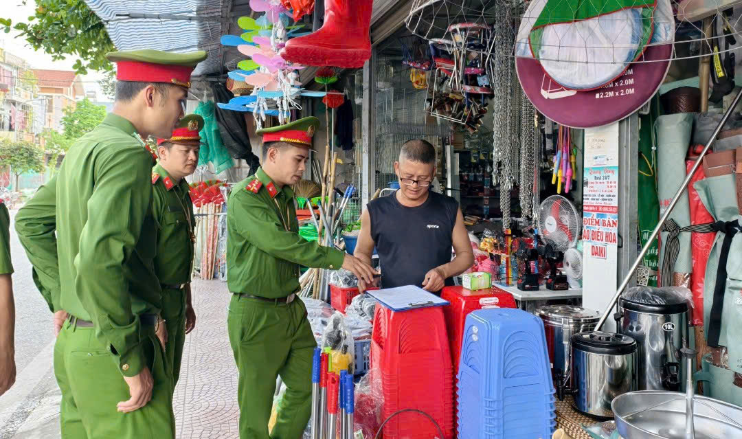 Công an xã Nguyễn Du: Triển khai các giải pháp đảm bảo hành lang an toàn giao thông, chủ động phòng ngừa phòng chống mùa mưa bão năm 2025
