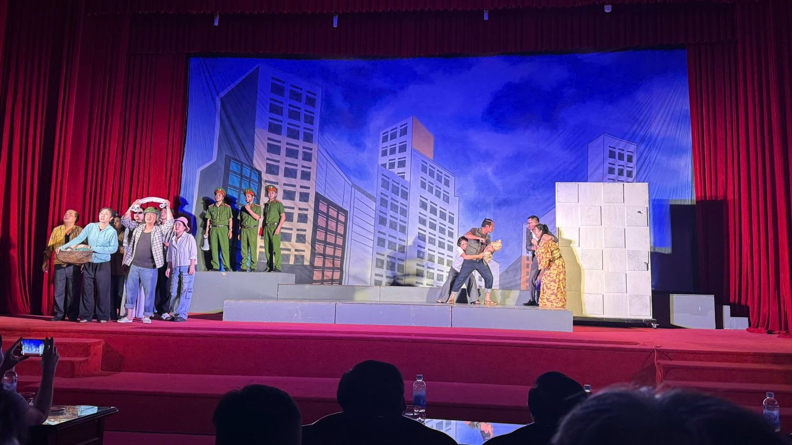 Công an xã Tiền Hải chủ động phối hợp tổ chức, đảm bảo an ninh trật tự đêm diễn vở kịch “Hoa thép”